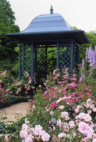 Gartenpavillon Wallingford aus Metall im Rosarium des Arboretums Ellerhoop