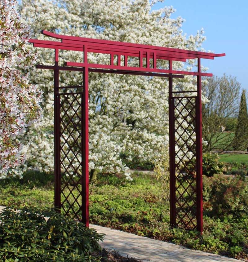 Japanischer Torbogen TORII mit Kirschblüten