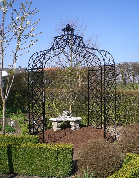 Metallist paviljon Kiftsgate õitseva kirsipuuga Metallist paviljon Kiftsgate õitseva kirsipuuga