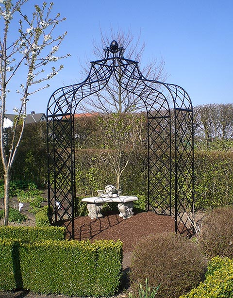 Metall Pavillon Kiftsgate mit blühendem Kirschbaum