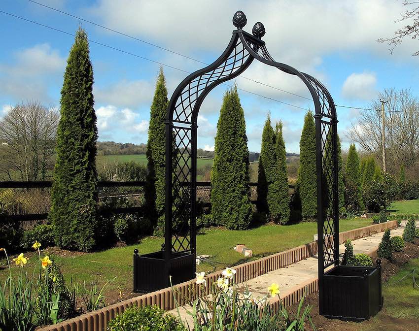 Metall Rosenbogen mit Pflanzkübel in irischem Garten