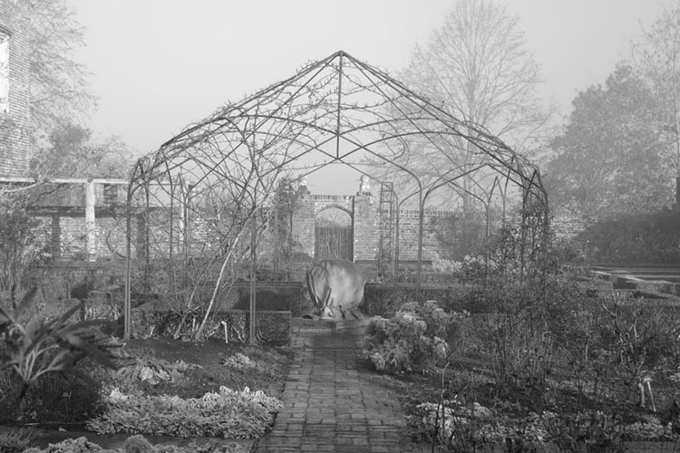 Struktur des Metall Pavillon im weißen Garten von Sissinghurst