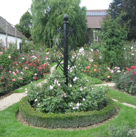 Metallist obelisk. Modell Rose Column Charleston Metallist roosiobelisk aias,