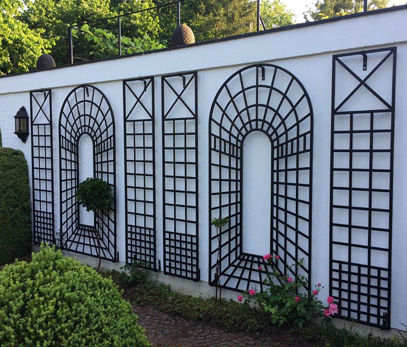 Metallist seinavõre. Croome võre kaunistab valget seina