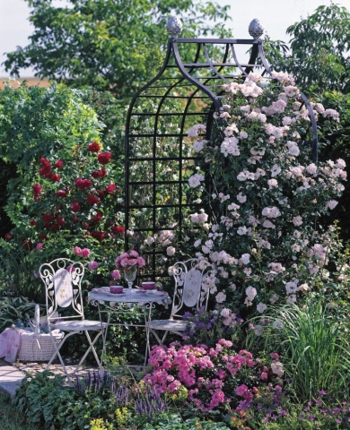 Mosaik Sitzgruppe vor Rosenlaube Mosaik Sitzgruppe vor Rosenlaube