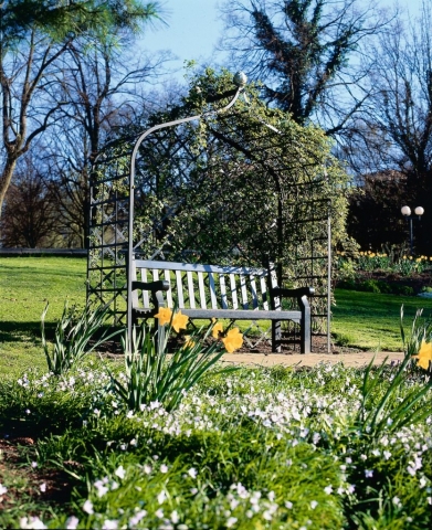 Romanische Rosenlaube Schwarz mit Bank Romanische Rosenlaube Schwarz mit Bank