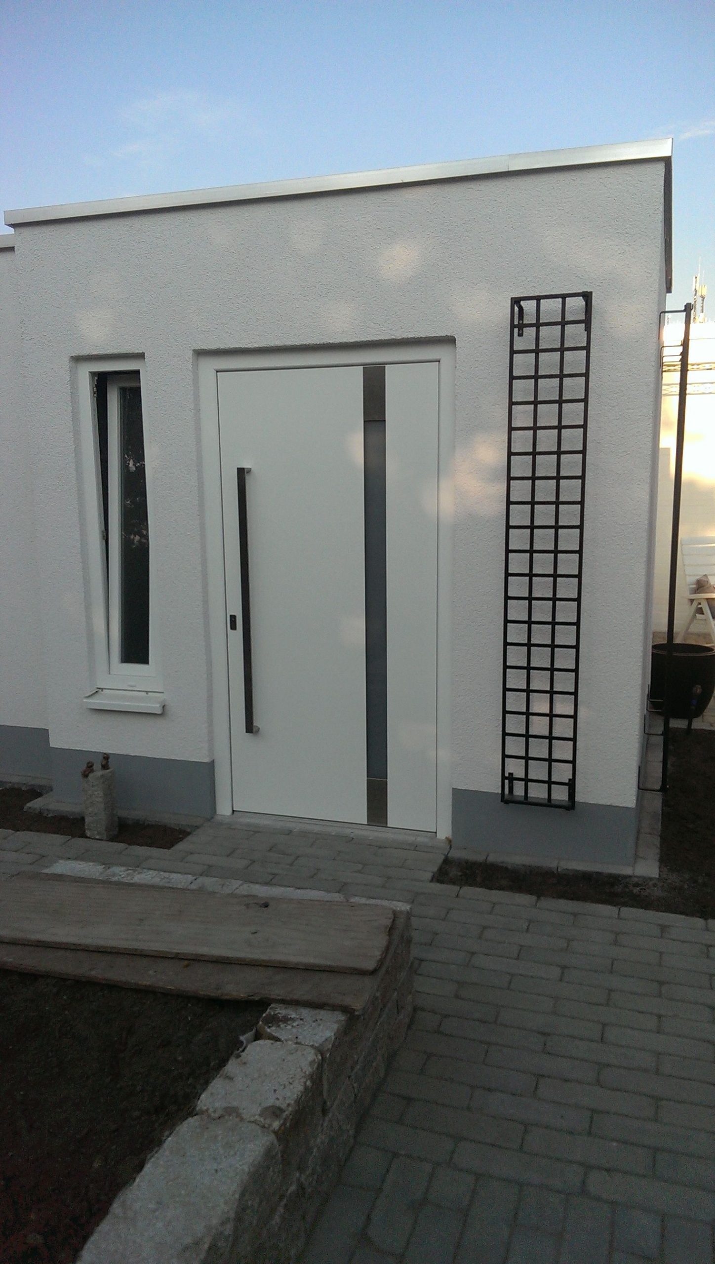 Schmales Wand Rankgitter am Eingang bei Haustüre