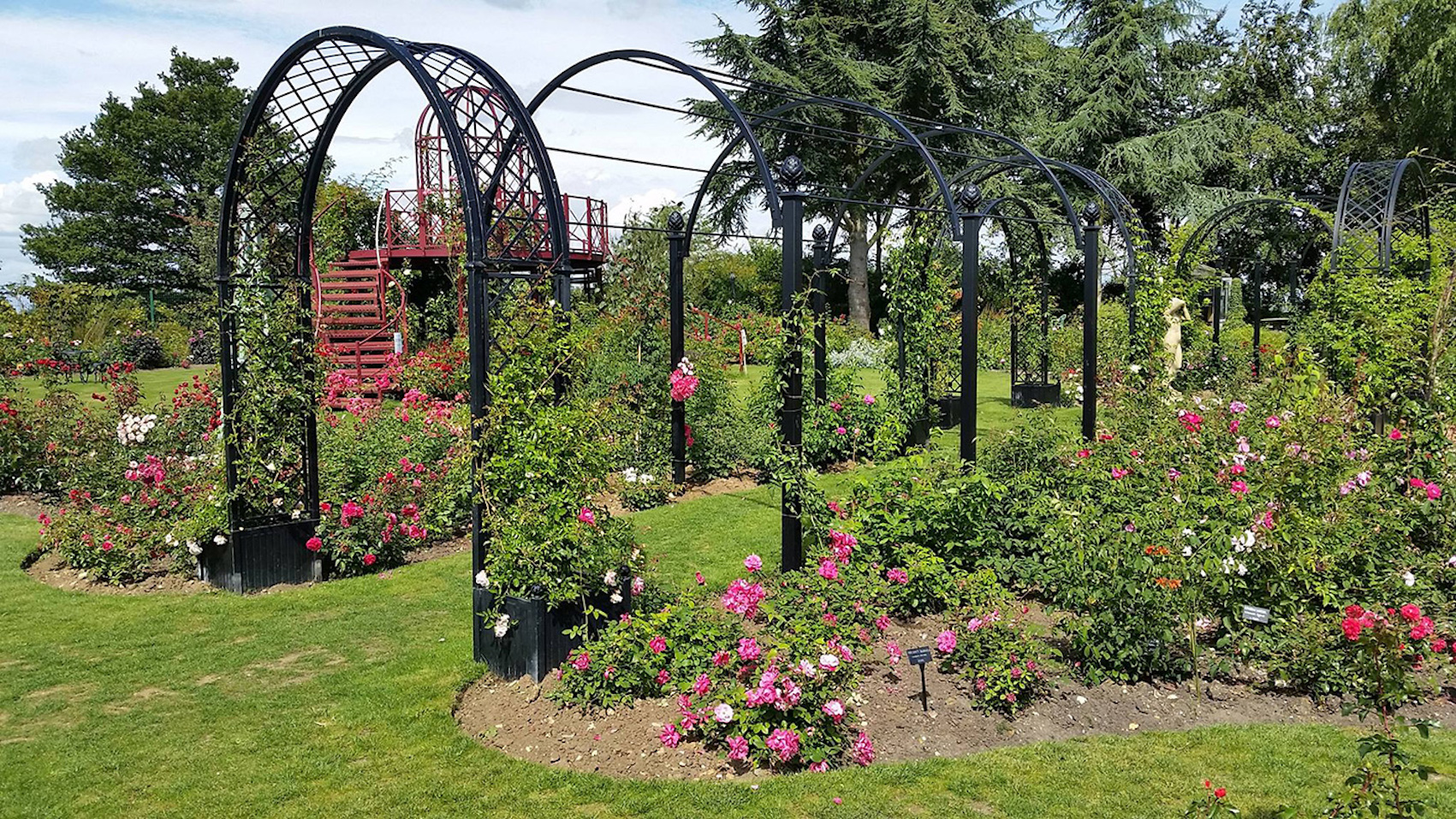 Sieben Romantische Rosenbögen hintereinander in Parkanlage vom Hersteller kaufen