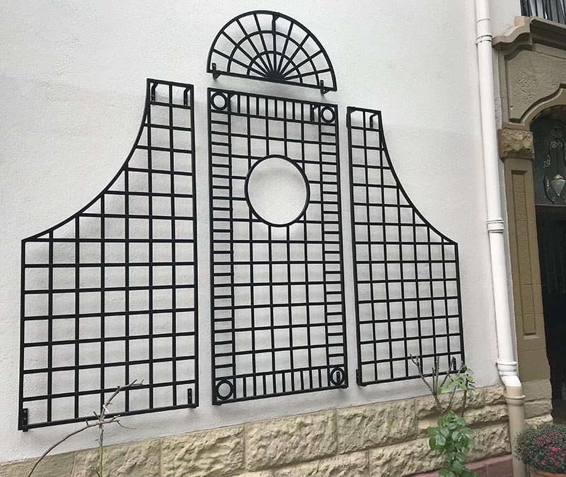 Metall Spalier Knebworth Grand Set an Frankfurter Fassade