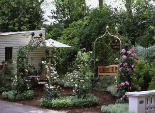 Chelsea Flower Show Arco di rose in metallo dorato Chelsea Flower Show Arco di rose in metallo dorato