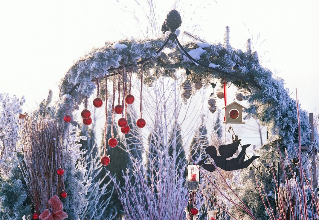 Jõuludeks kaunistatud metallist roosikaar