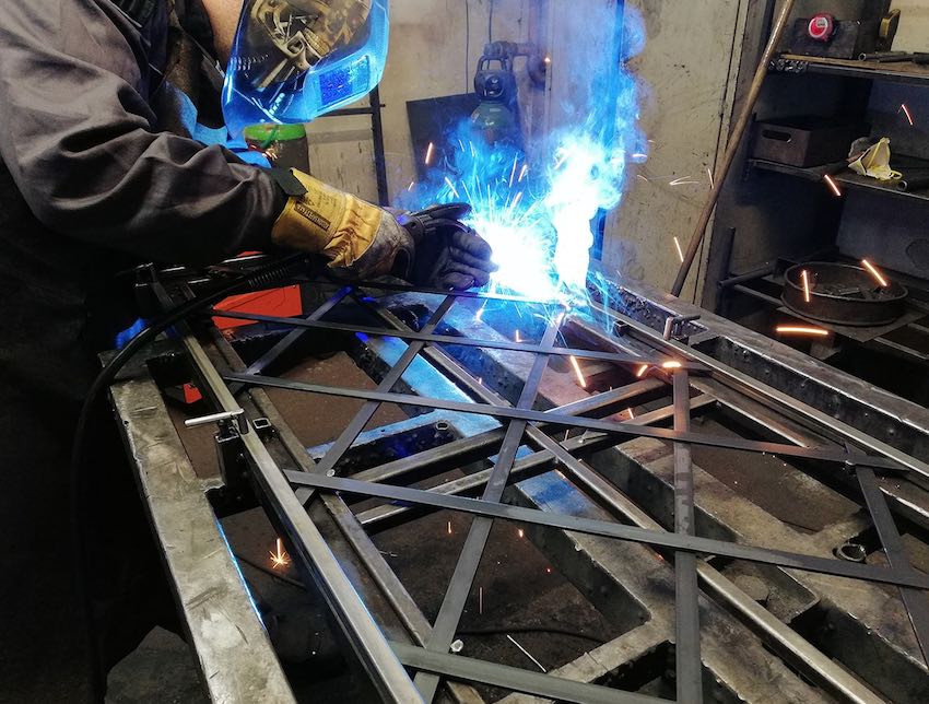 Keevitusmetall aiakaunistuseks roosikaar