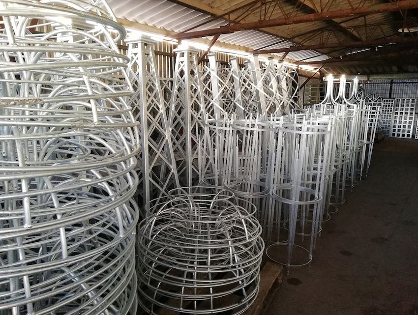 Tsingitud metallist aiakaunistus roosidele