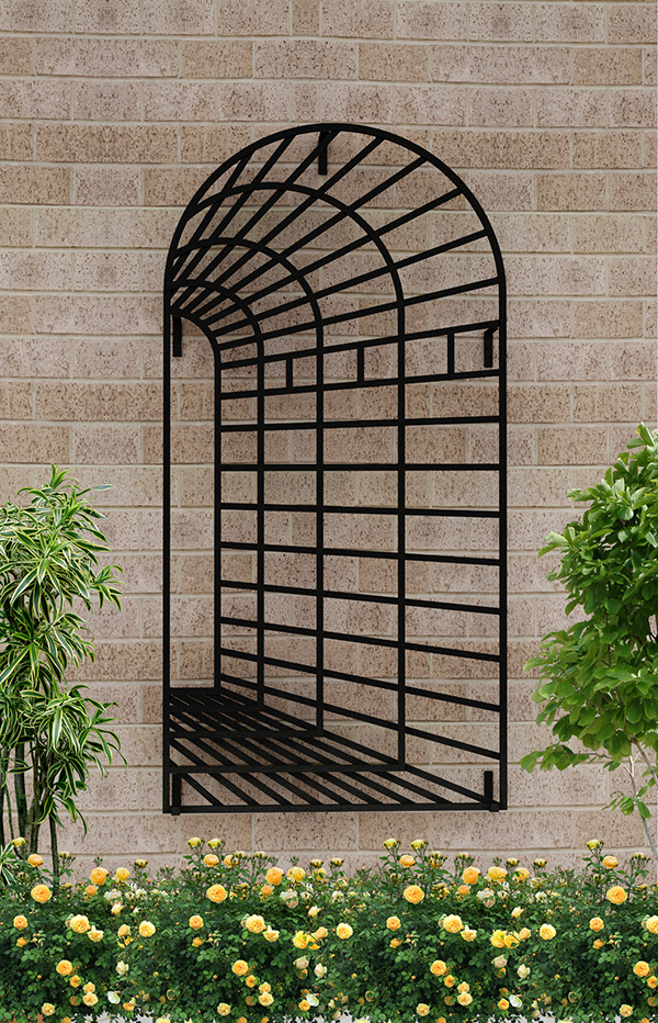 Perspektiivne metallseina võrestik kollaste roosidega