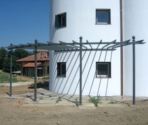 Metall Pergola hochwertig an rundem Turm