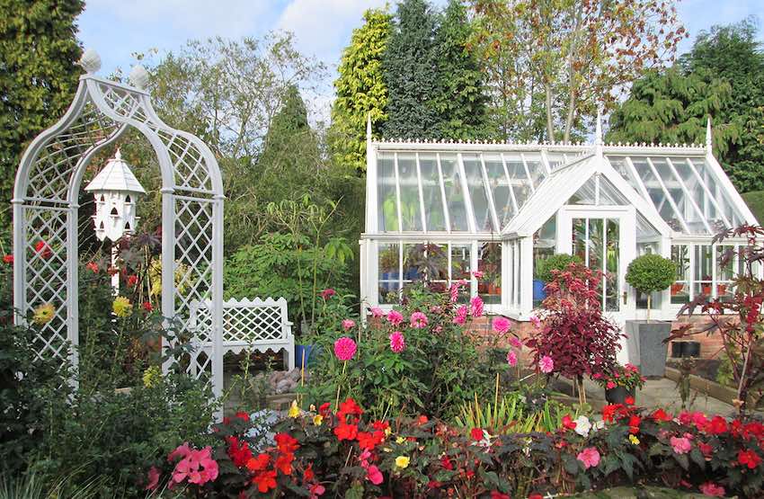 Metallist roosikaar aiaukse ja aiaga