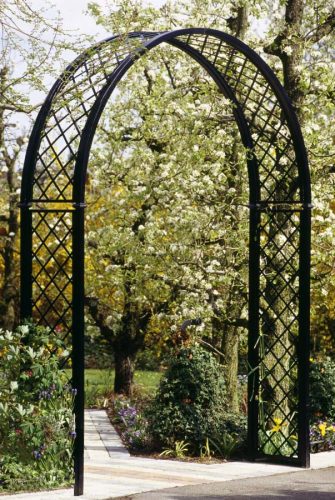 Metall Rosenbogen als Eingang in blühenden Obstgarten