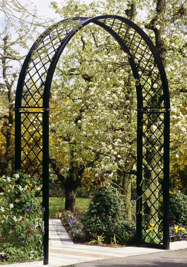 Metall Rosenbogen Portofino von Classic Garden Elements als Eingang in blühenden Obstgarten