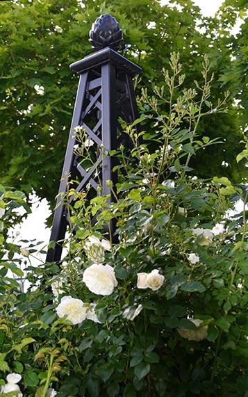 Tiheda täidisega heledate kreemikate roosi kroonlehtedega metallist roosipüramiid