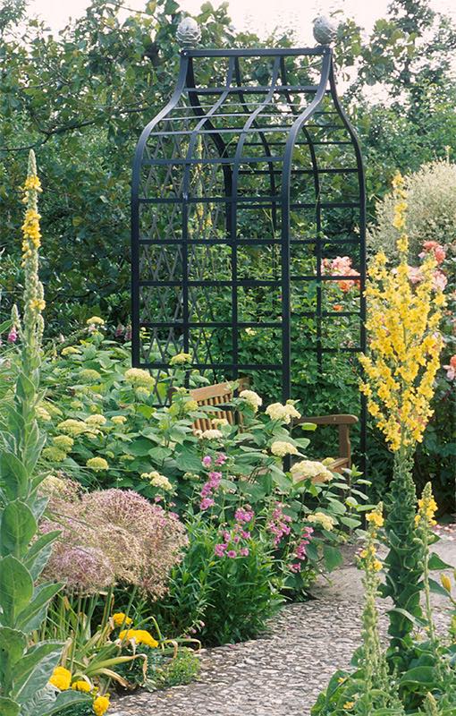 Viktorianische Rosenlaube Metall Schwarz Classic Garden Elements im sommerlichen Garten