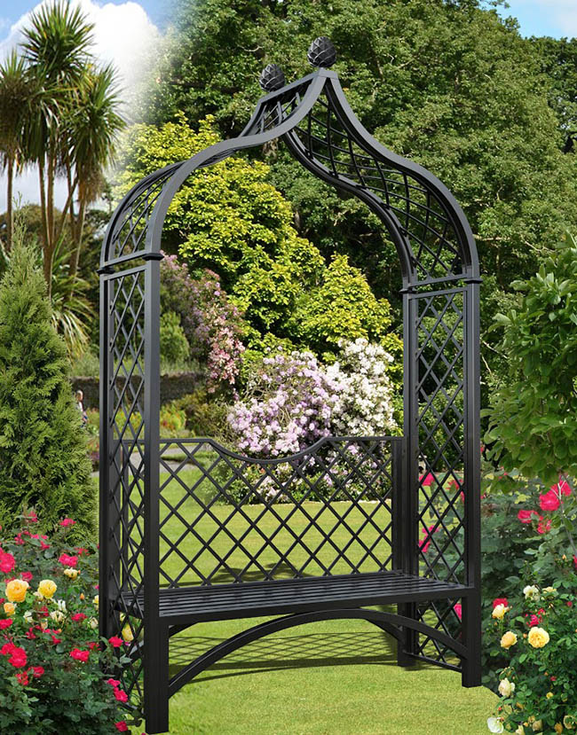 Viktorianischer Rosenbogen mit Gartenbank