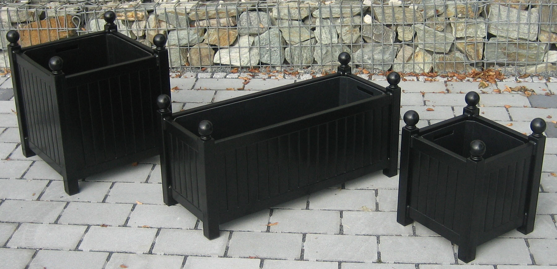 Kolm Versailles' metallist istutusmasinat. Kuumtsingitud ja pulbervärvitud