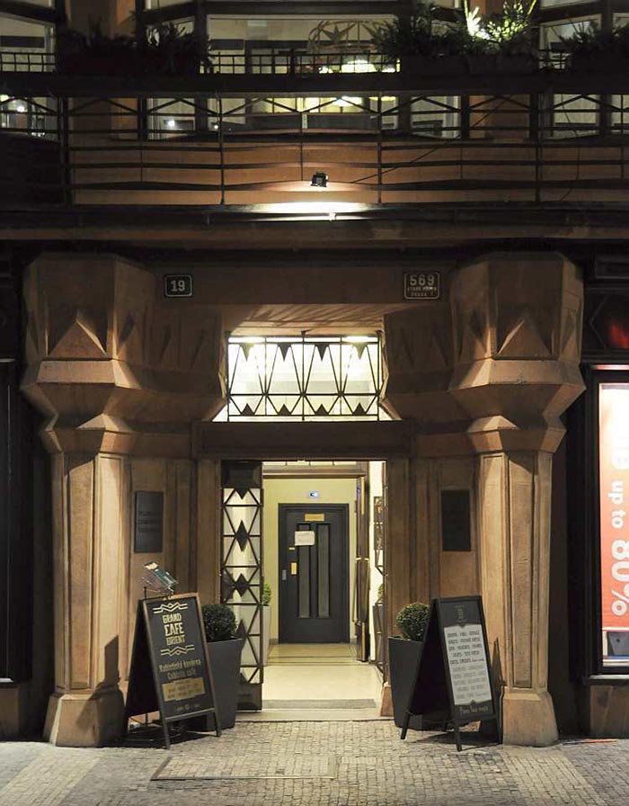 Sissepääs Praha kubistlikusse Grand Café Orienti Detail kubistlikust kunstist sepistatud võre