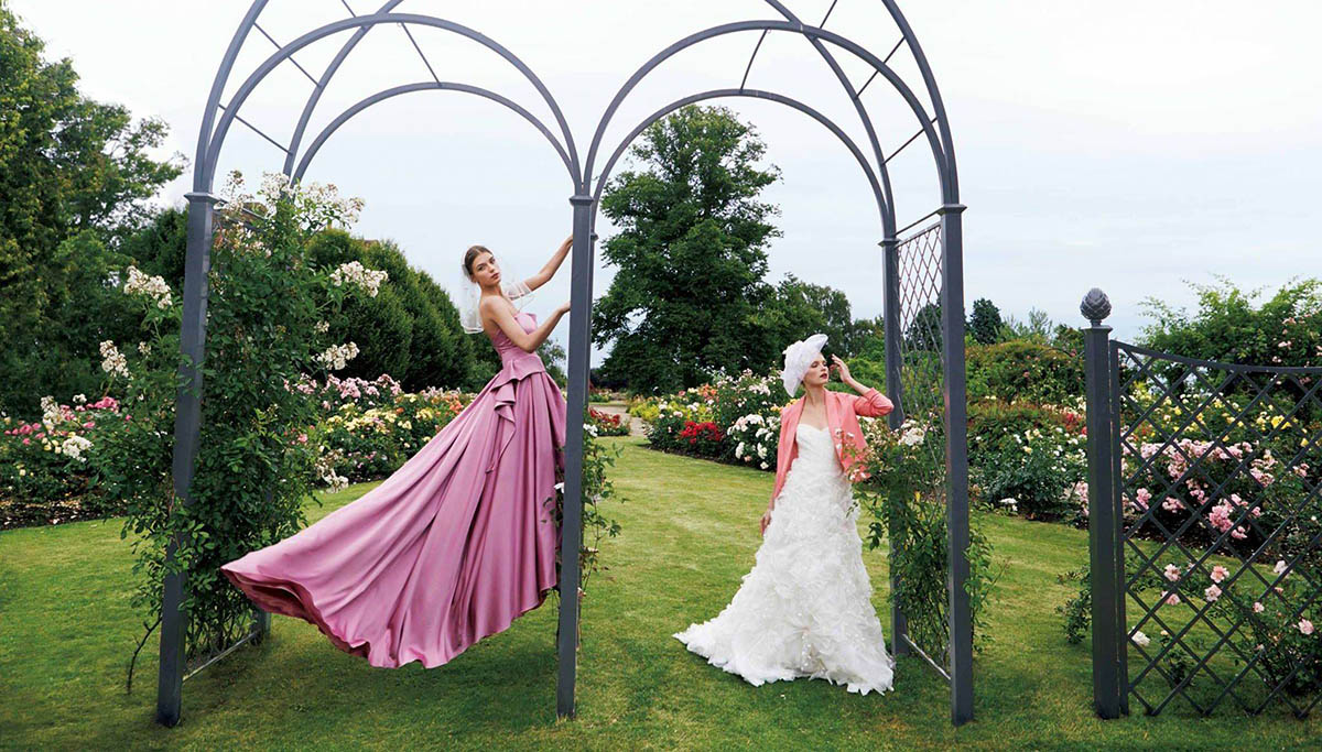 Dreiteiliger Metall Hochzeitsbogen mit zwei Modells für Brautmode