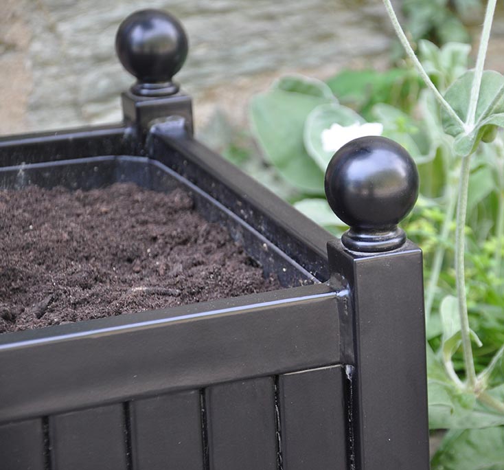 Detail Versailles’ metallist taimepotist Detail Versailles’ metallist taimepotist