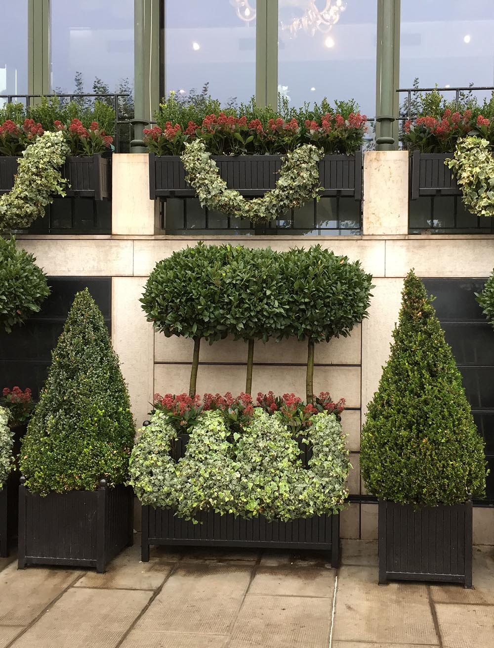 Suured ja pikad Versailles’i taimepotid Gnfer hotelli terrassil Suured ja pikad Versailles’i taimepotid Gnfer hotelli terrassil