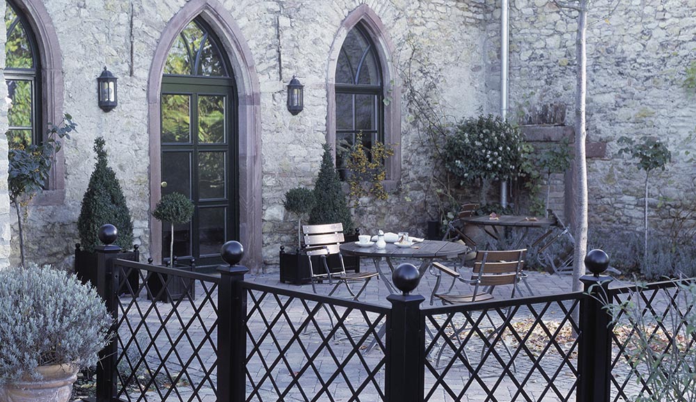 Versailles metallist taimepotid kohviku terrassil Versailles metallist taimepotid kohviku terrassil