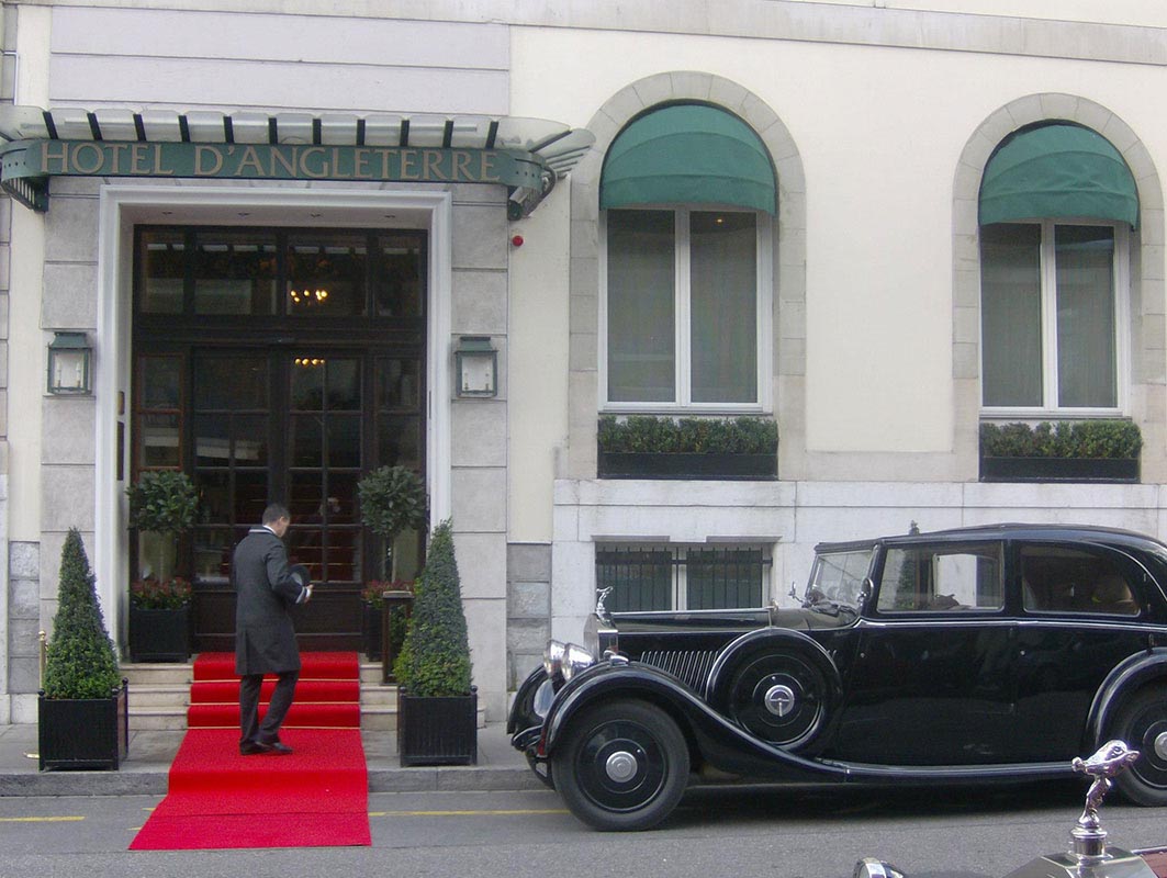 Versailler Pflanzkübel aus Metall am Eingang des Genfer Hotel d'Angleterre