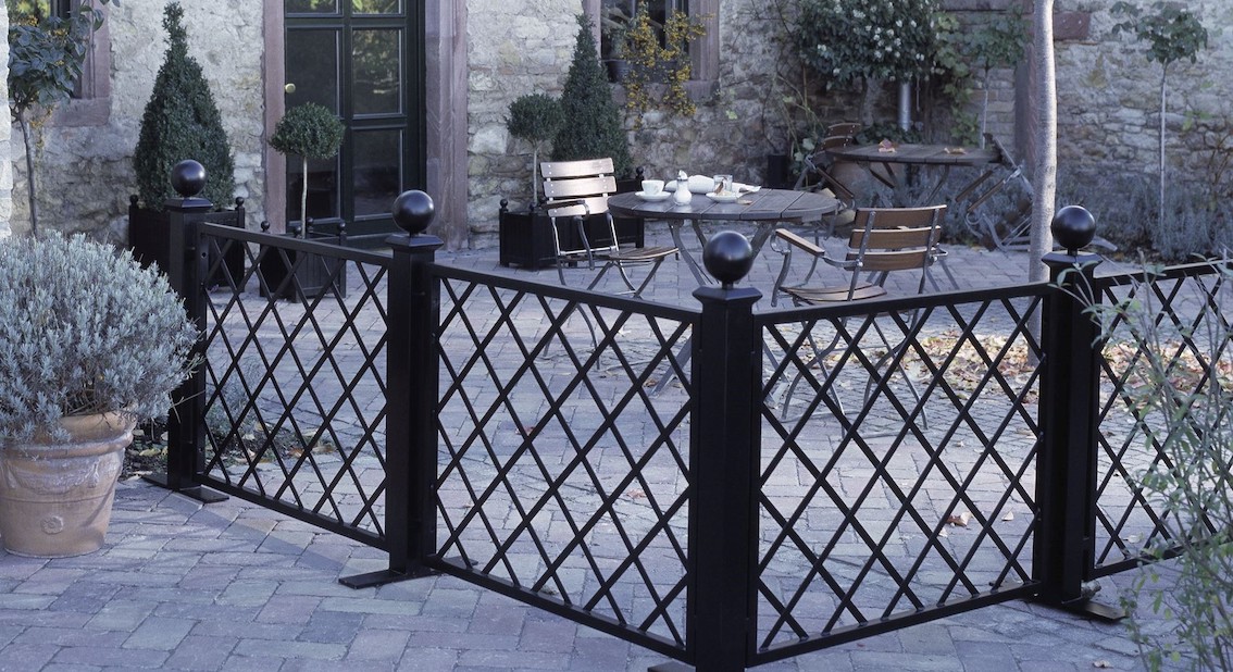 Sitzplatz Einfriedung mit Trenngitter Restaurant von Classic Garden Elements