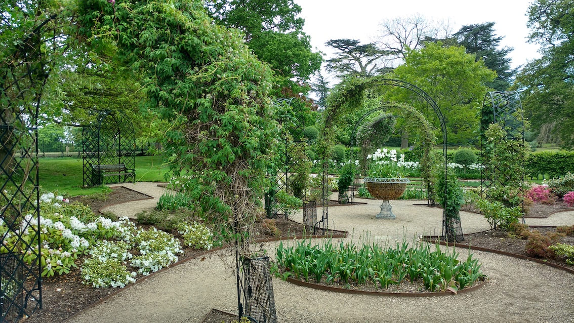Garten mit Metall Rosenbögen von Classic Garden Elements