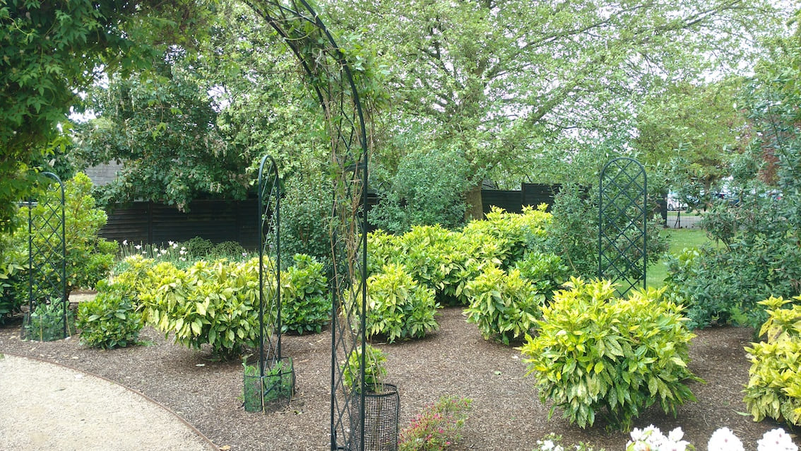 Garten mit Metall Rosenbogen und Rankgitter von Classic Garden Elements 2
