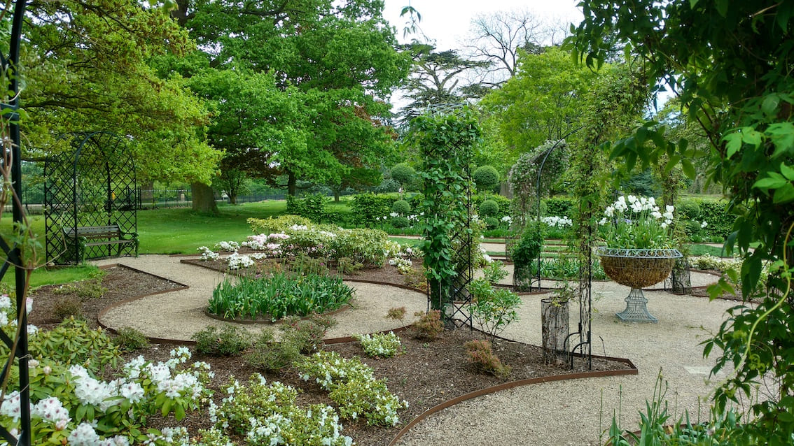Garten mit Metall Rosenbogen und Rankgitter von Classic Garden Elements