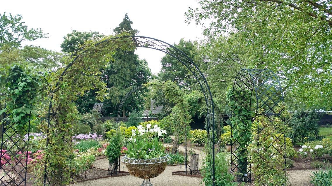 Schwarzer Metall Rosenbogen im Park von CGE