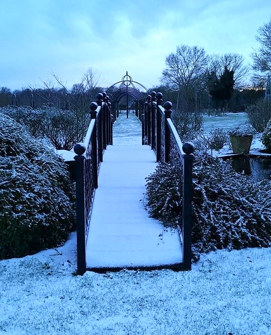 Bogenbrücke Attleborough im Winter mit Raureif