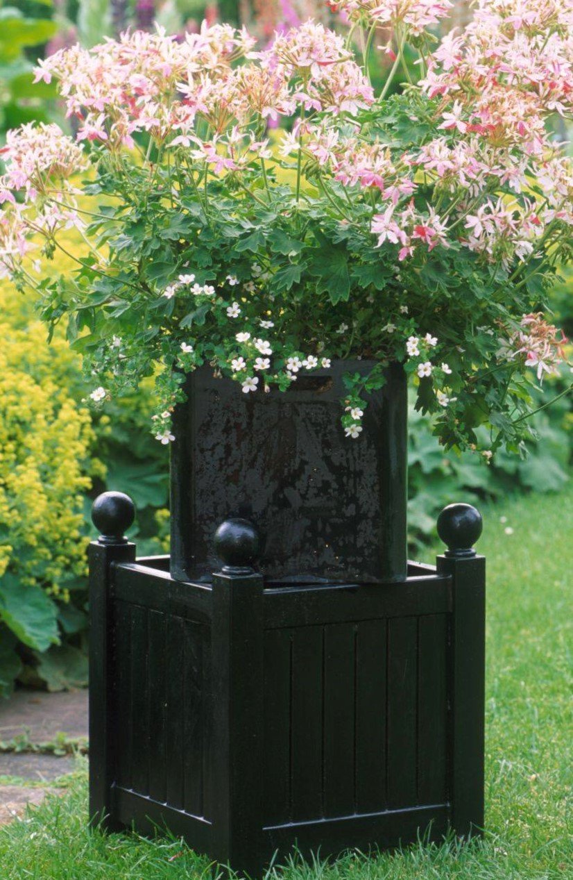 Durch herausnehmbaren Kunststoff-Einsatz lässt sich die Bepflanzung des Classic Garden Elements Pflanzen-Kübels aus Stahl auch saisonal ändern
