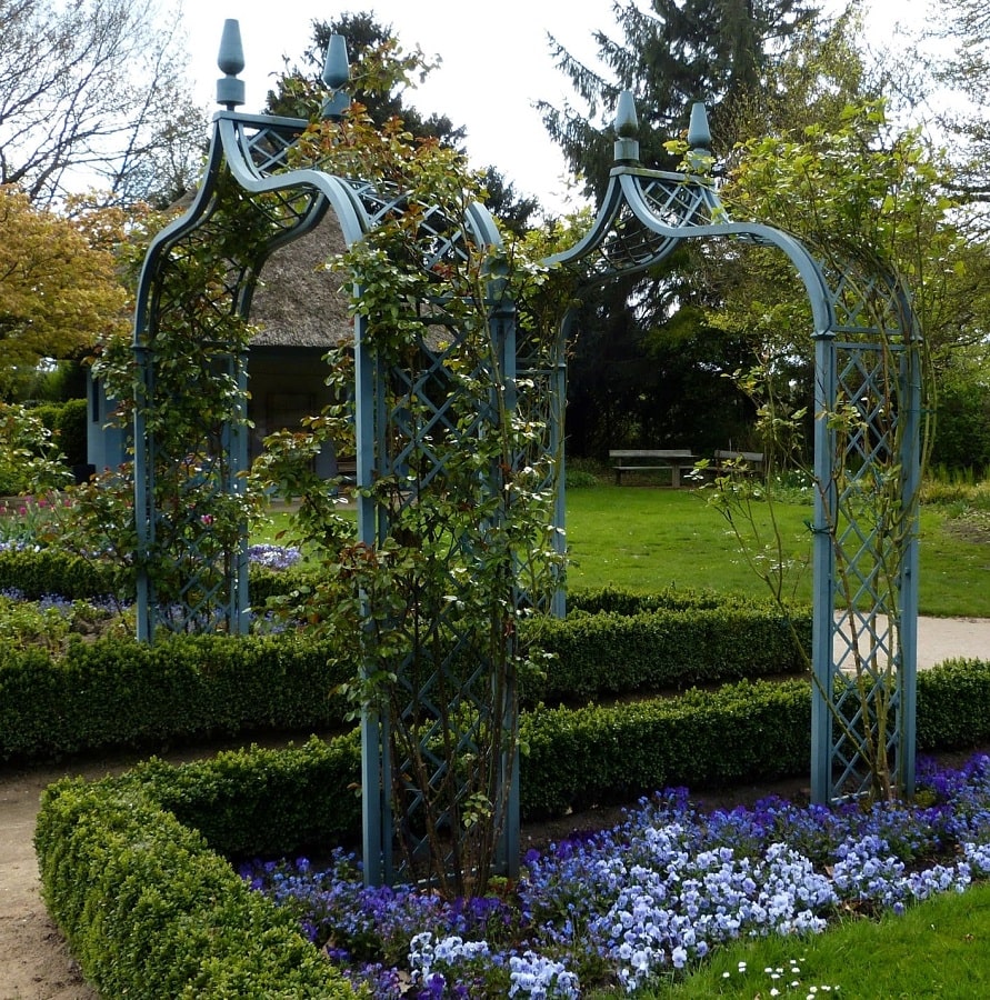 Frühling im Blauen Garten des Arboretums Ellerhoop mit Viktorianischen Rosenbögen Brighton von Classic Garden Elements