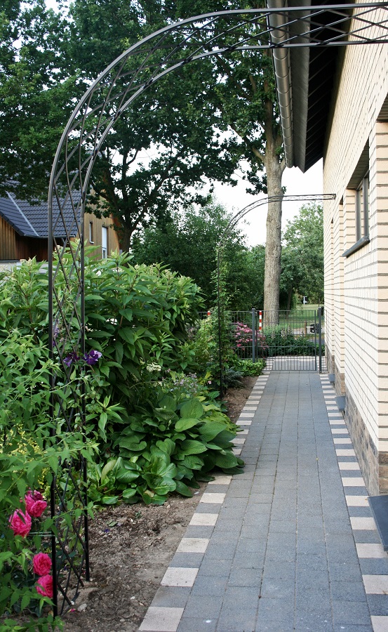 Halbbögen Bagatelle von Classic Garden Elements als Laubengang über dem Weg am Haus