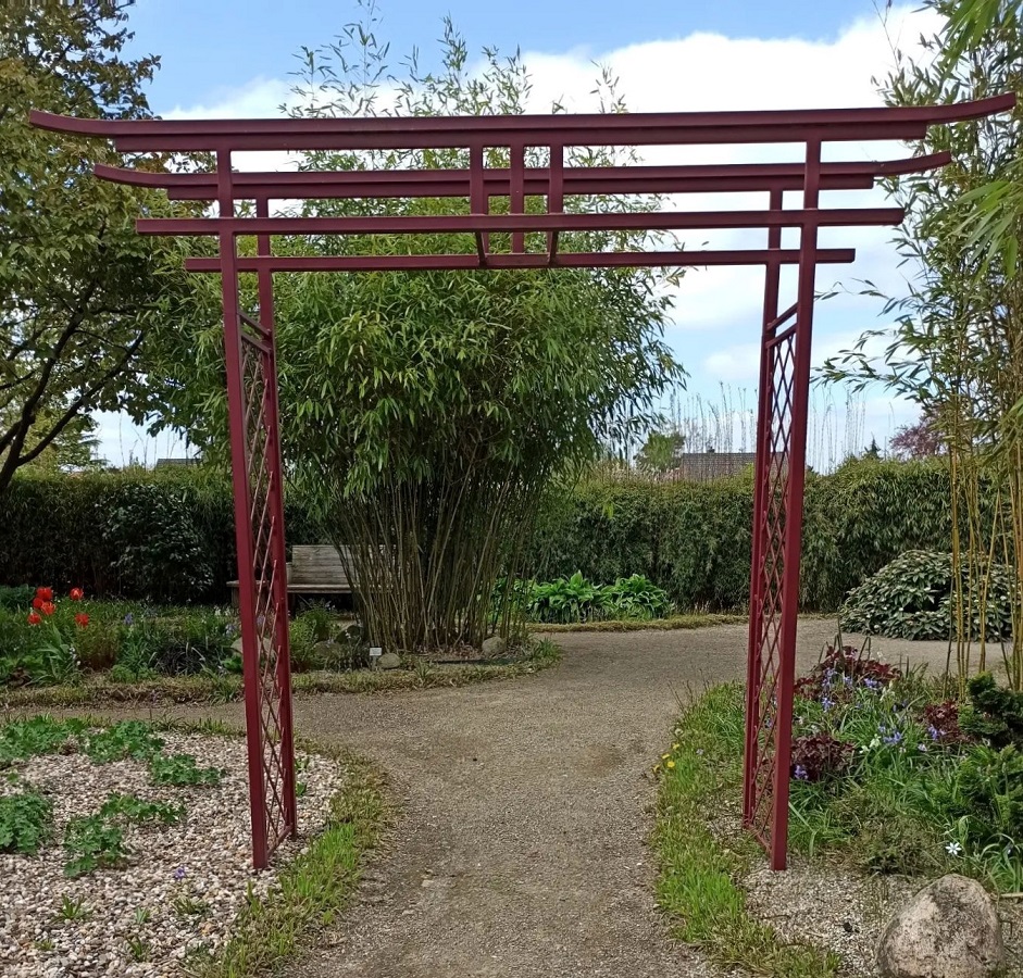 Japanischer Torbogen von Classic Garden Elements als Eingang des Asiengartens im Kreislehrgarten Steinfurt