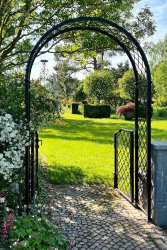 Rosenbogen Portofino mit Gartentür von Classic Garden Elements Durchgang zwischen zwei Gartenbereichen
