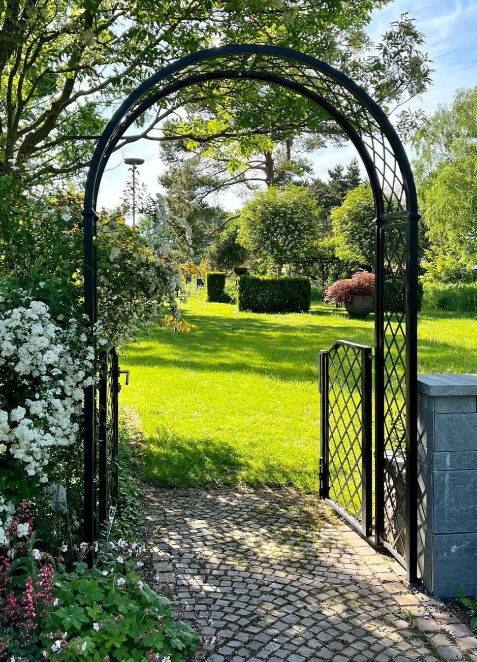 Rosenbogen Portofino mit Gartentür von Classic Garden Elements Durchgang zwischen zwei Gartenbereichen