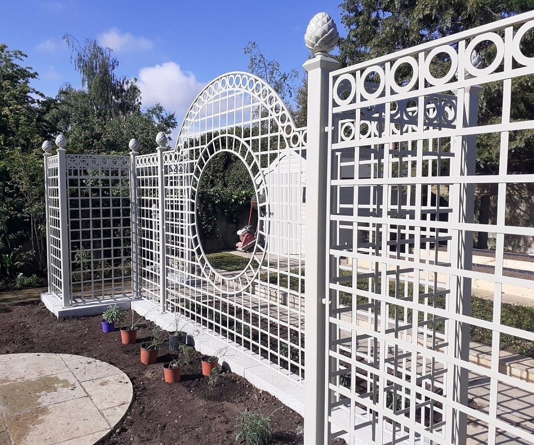 Seitenblick auf weiße Rosen-Treillage Trianon aus Stahl von Classic Garden Elements