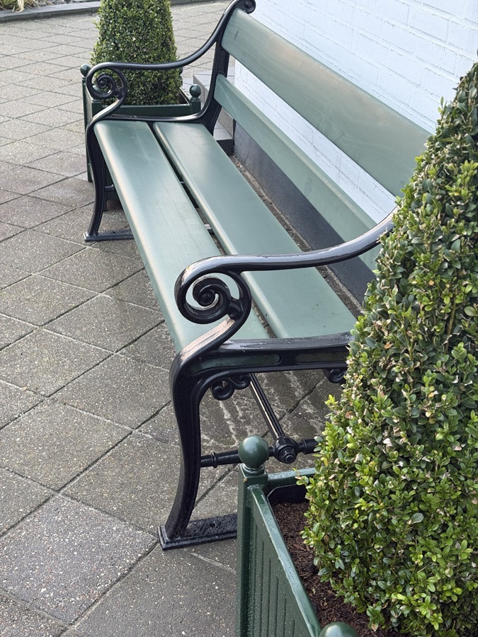 Versailler Pflanzkübel mit Buchsbaum-Pyramide in RAL 6009 tannengrün2 Versailler Pflanzkübel mit Buchsbaum-Pyramide in RAL 6009 tannengrün2