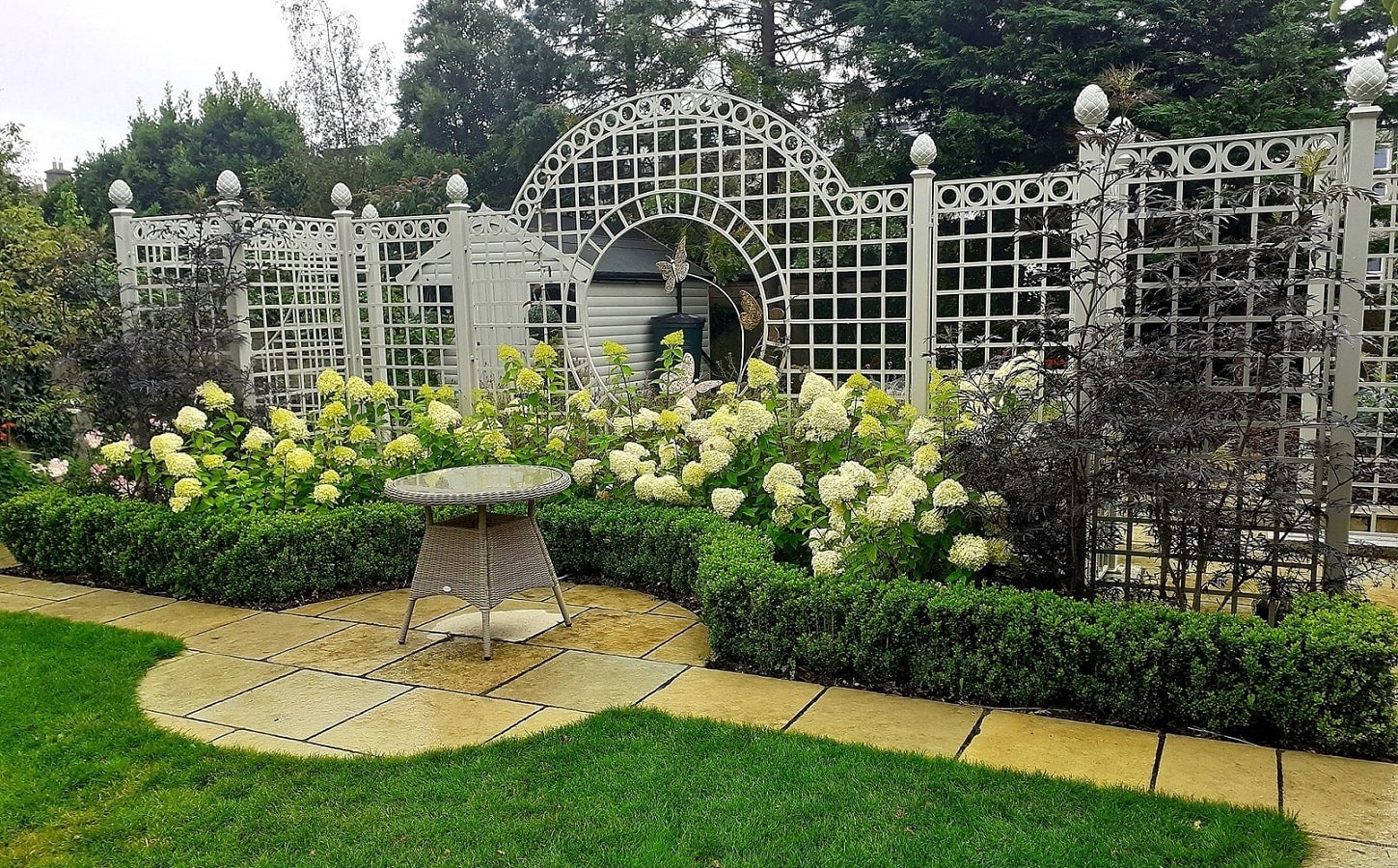 Weisse Trianon Treillage von Classic Garden Elements in Dublin