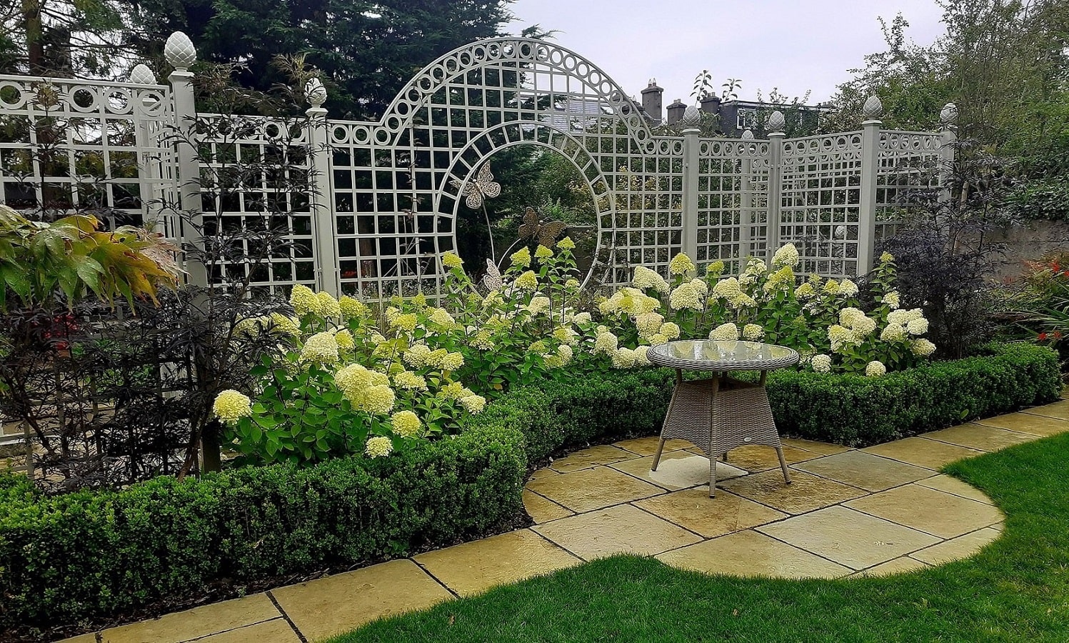 Zaun-Anlage Trianon Treillage von Classic Garden Elements mit Hortensien und Buchsbaumhecke
