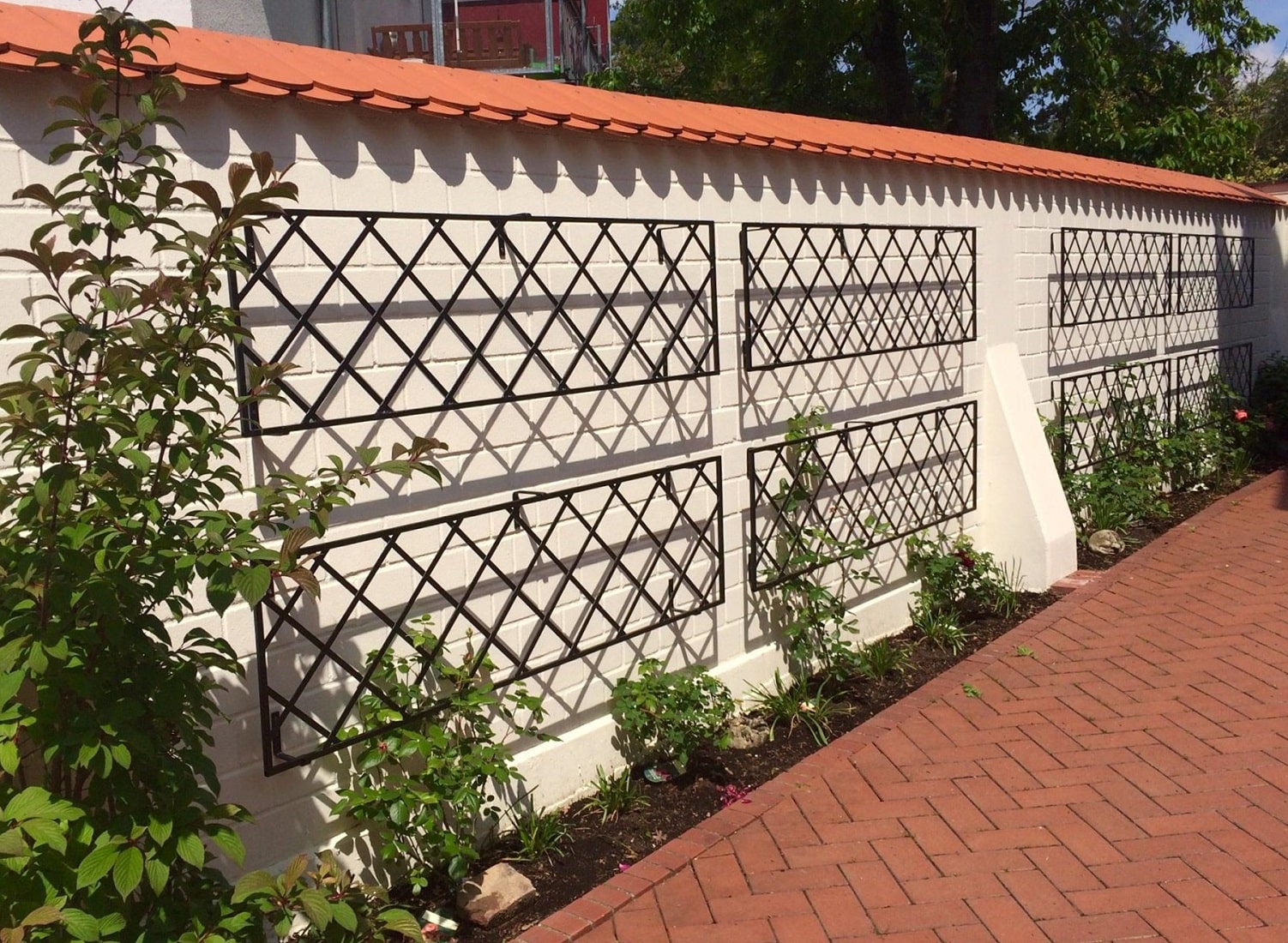 Dekorieren der langen Mauer zum Nachbar mit den Rankspalieren von Classic Garden Elements
