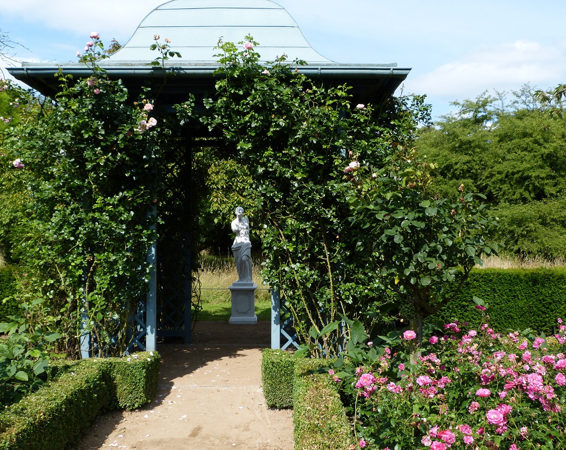 Der blaue Metall-Pavillon 'Wallingford' von Classic Garden Elements mit Kletterrosen im Arboretum Ellerhoop